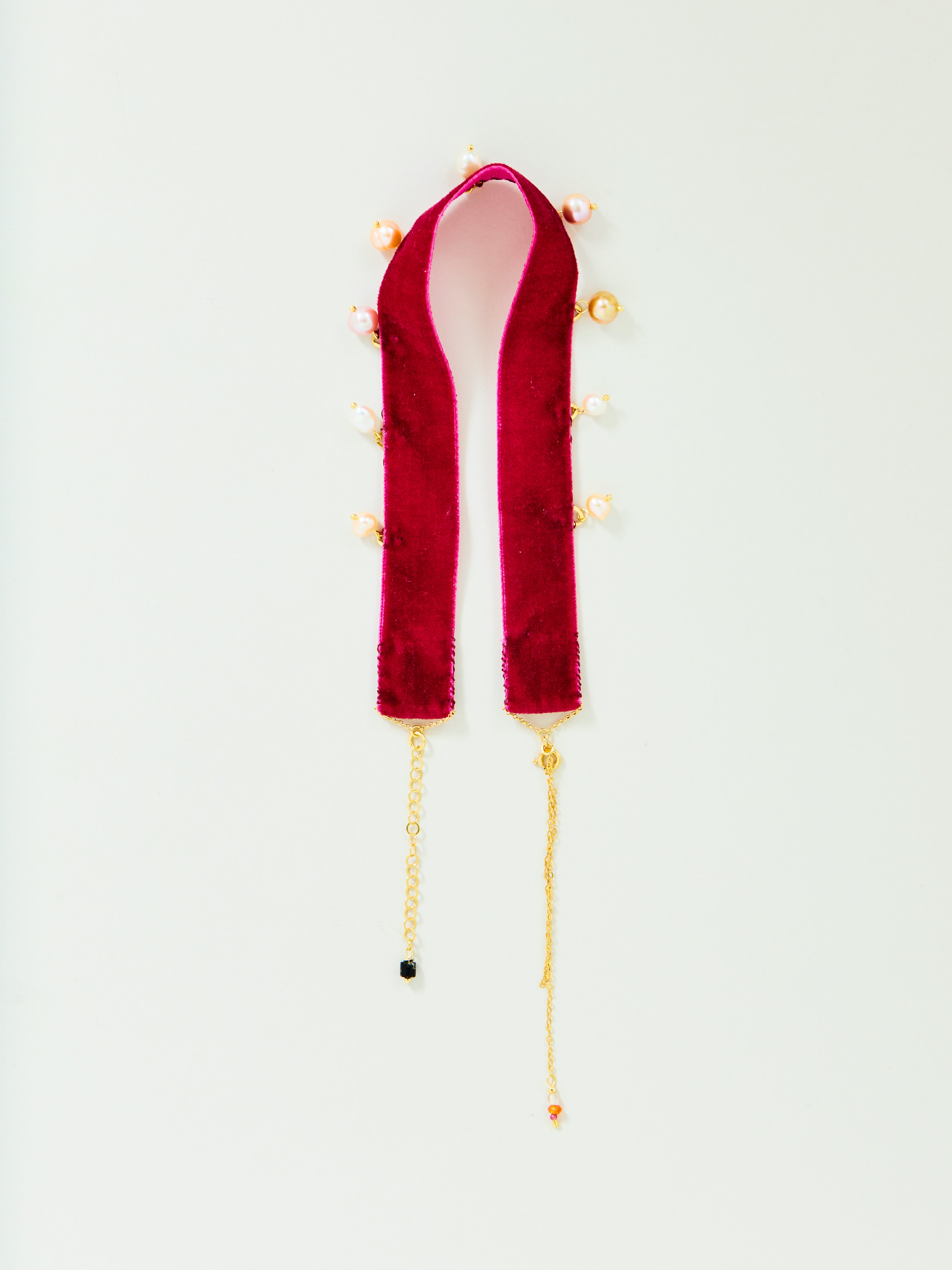 Halsketten Chooker in rot mit Perlen und goldenen Aplikationen