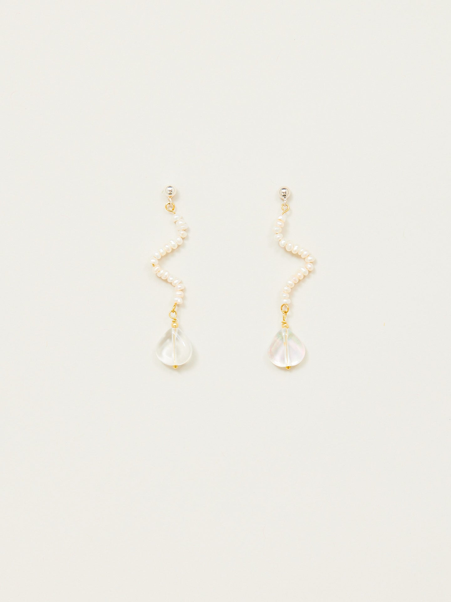 Zwei Ohrringe aus Sterling Silber, verfeinert mit Perlen und Bergkristall.