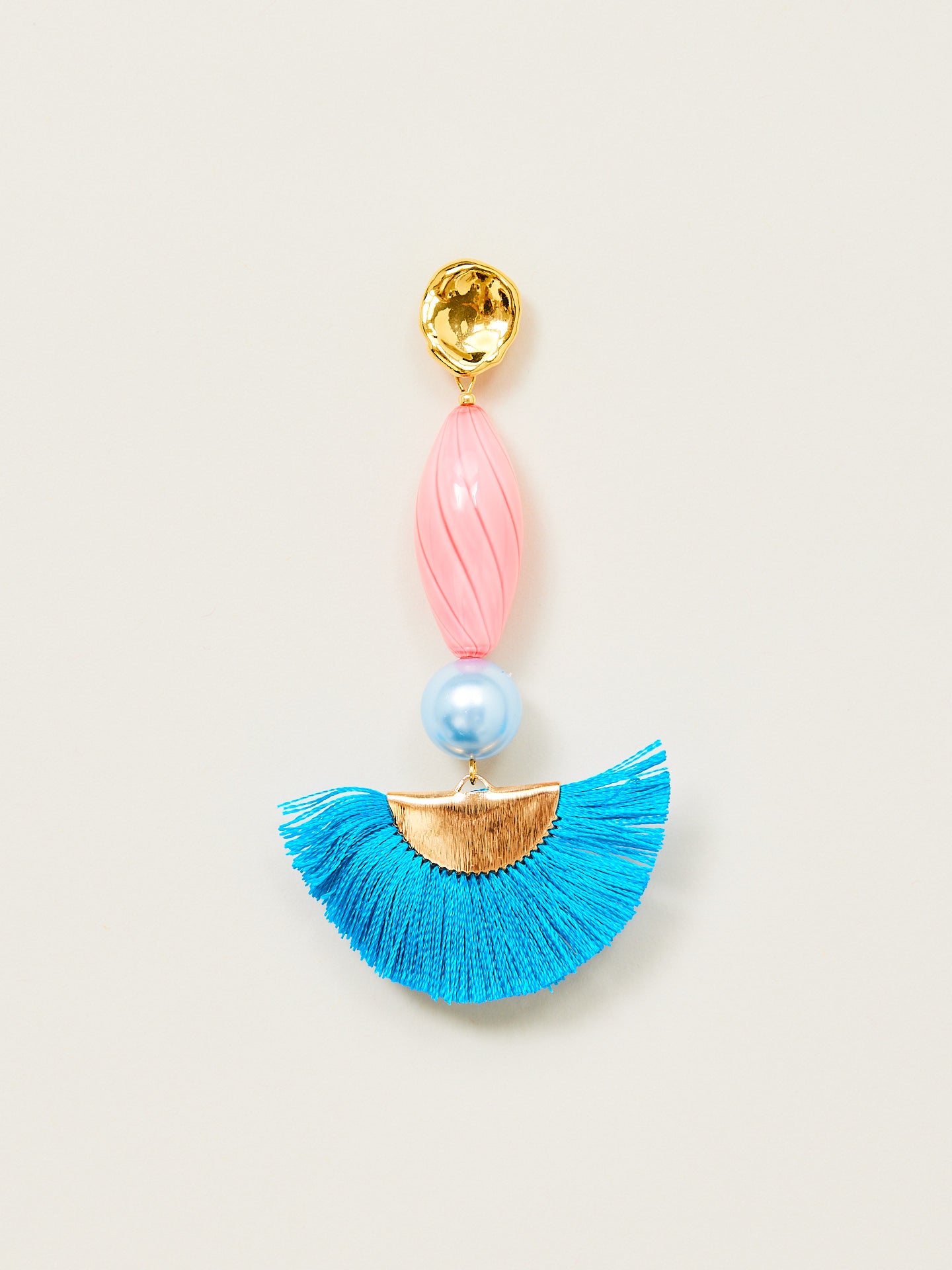 Kreativer Ohrring aus bunten Perlen und einem blauem Fächer
