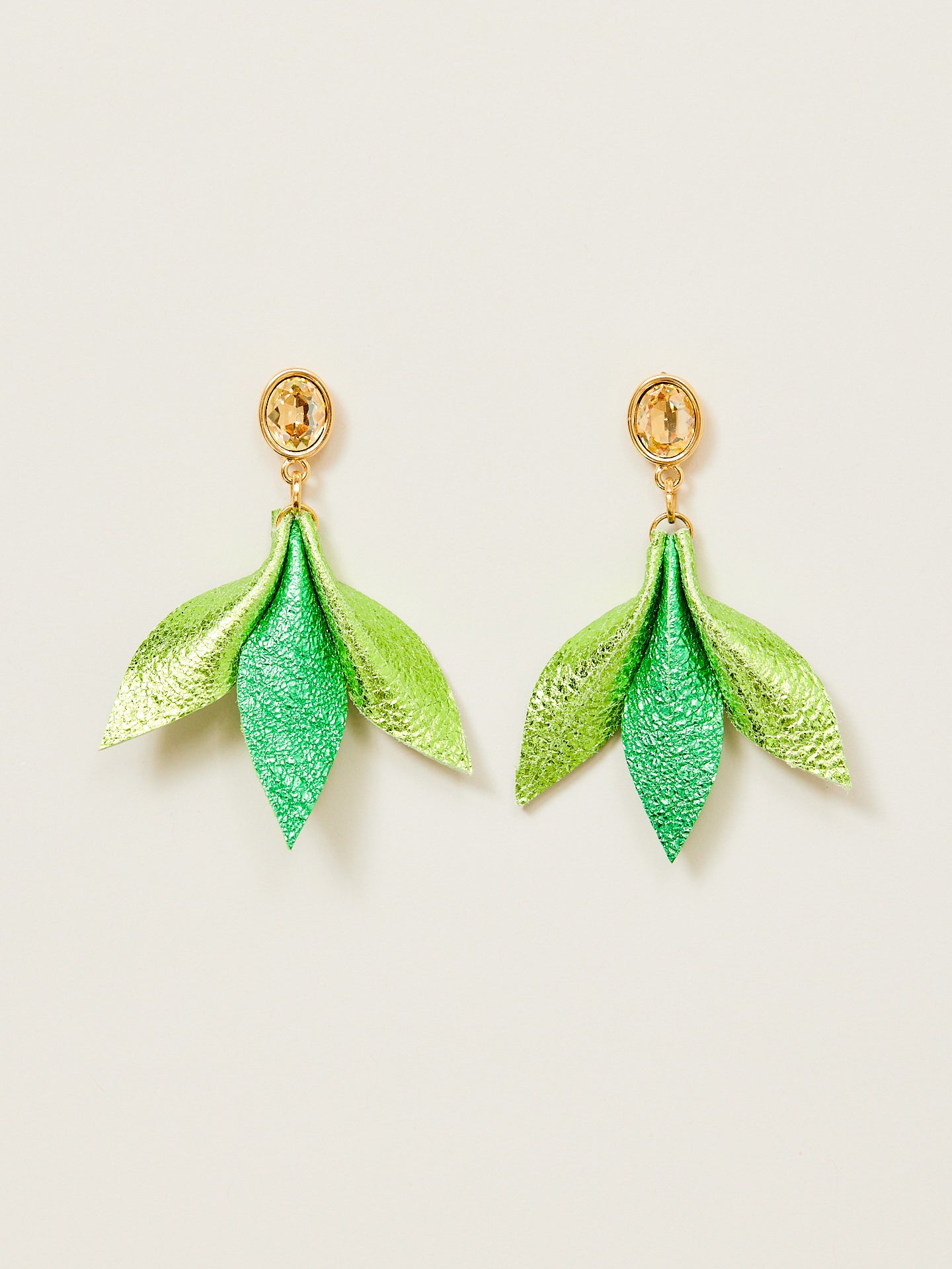 Ohrringe aus Nappa Leder in zwei verschiedenen Grüntönen mit goldenem Stecker.