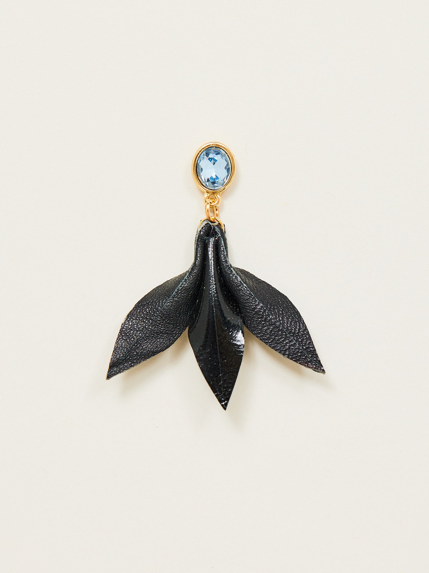 Schwarze Nappa Leder Ohrringe mit hellblauem Stecker.