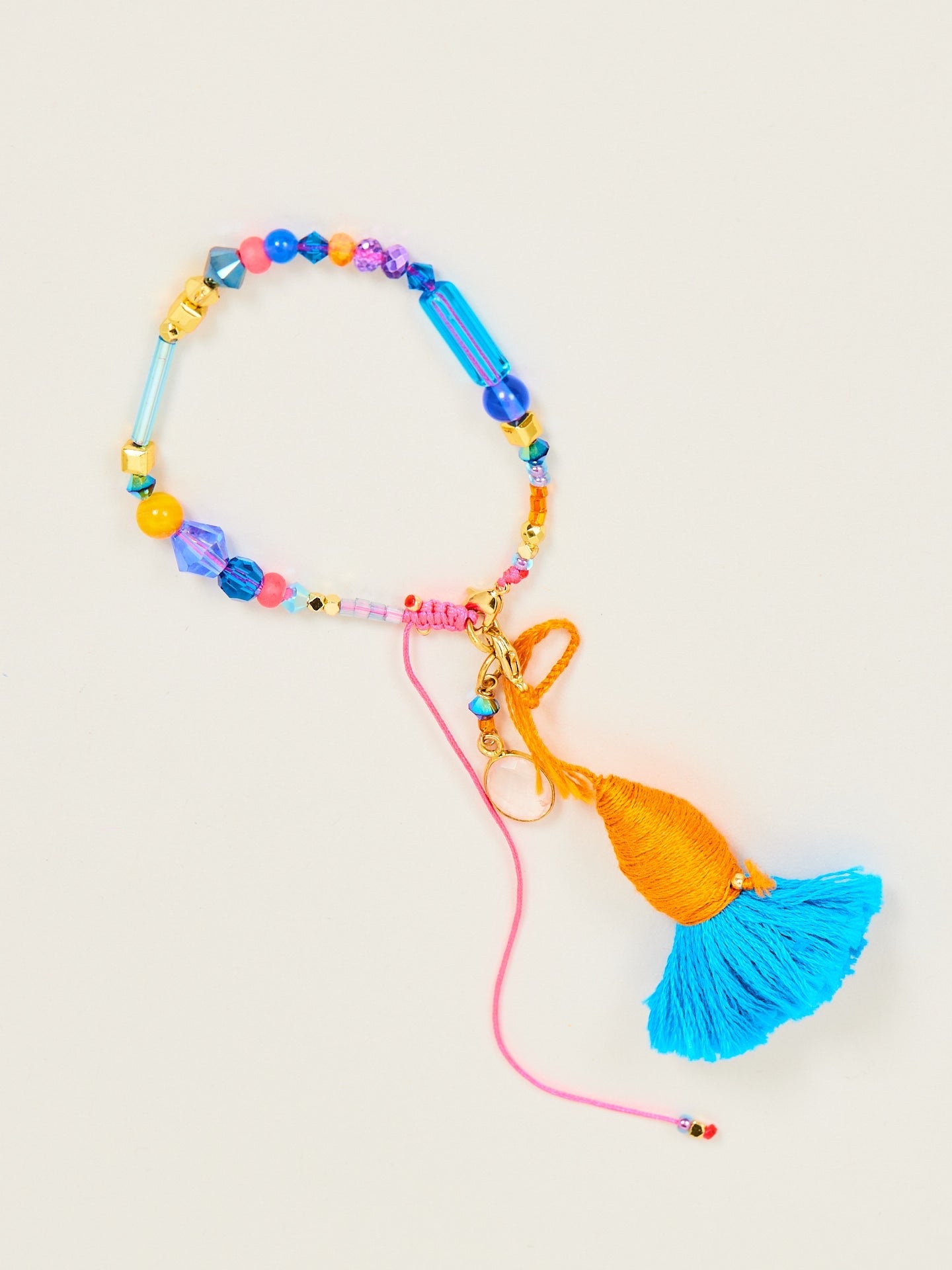 Buntes Armband mit orange/blauen Quast.