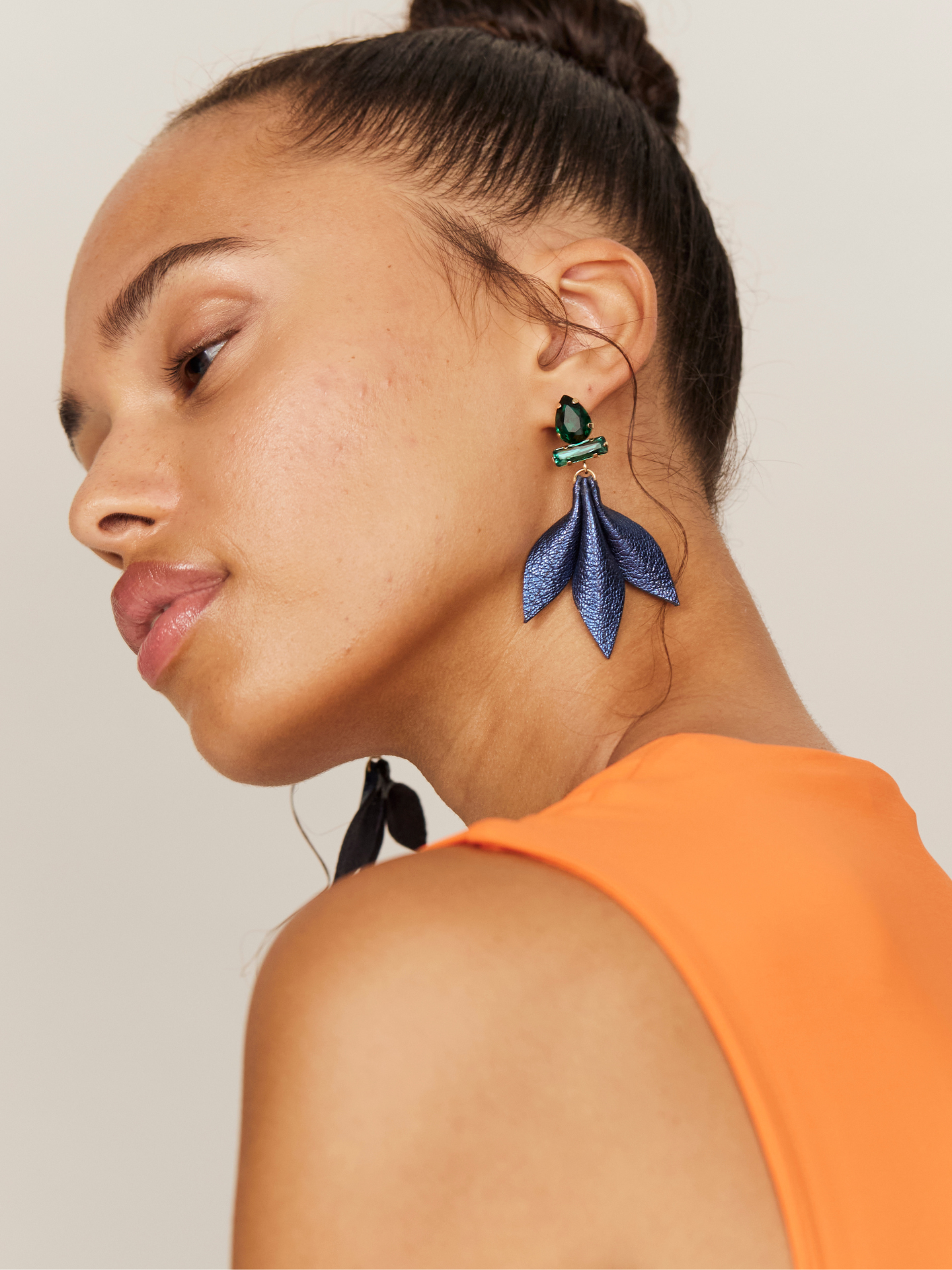Attraktive Frau im Profil mit blauen Nappa Leder Ohrringen mit grünem Stecker