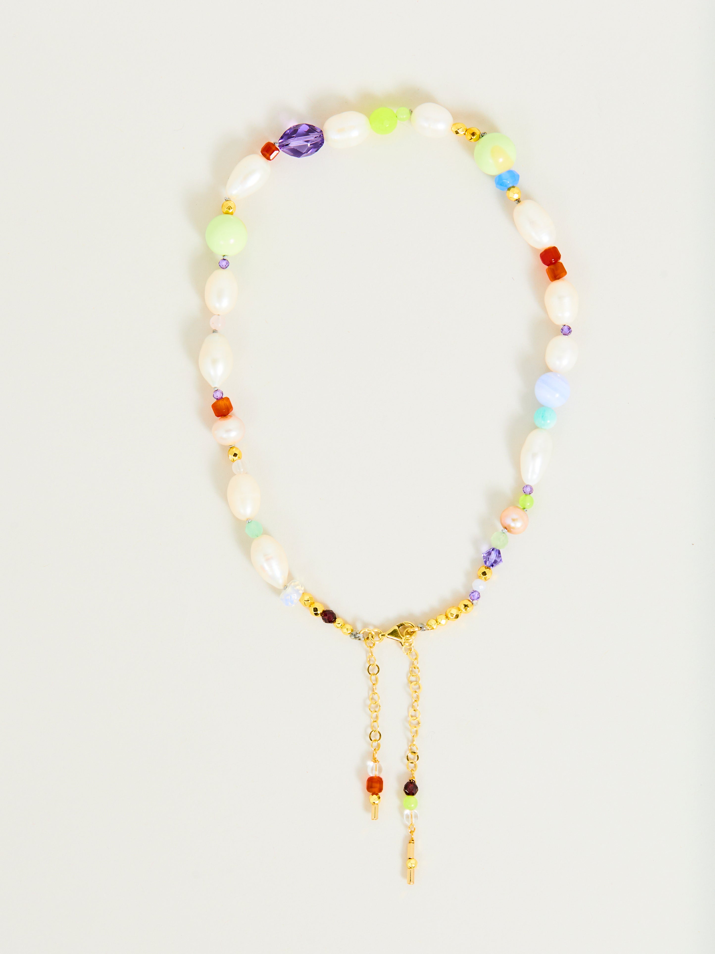 Produktbild einer Perlenkette mit Süßwasserperlen und Edelsteinen in gold