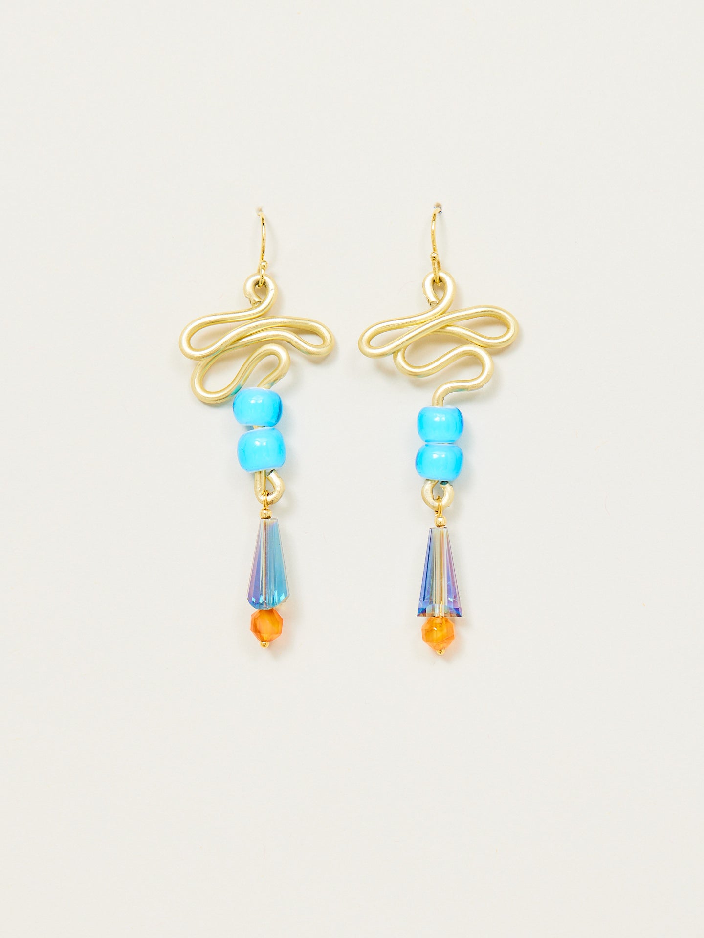 Ohrringe in kreativem Design mit bunten Perlen, besonderen Steinen und goldenem Anteil.