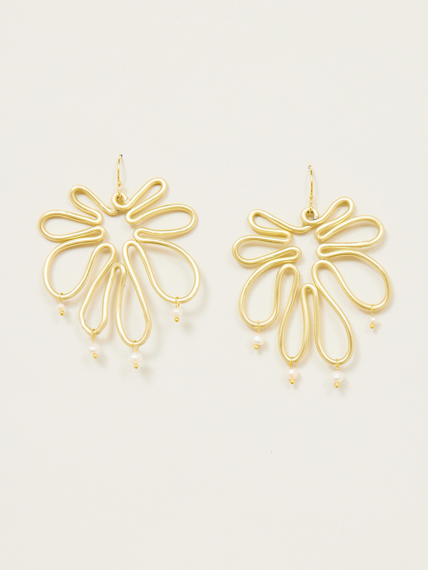 Tolle, aufwendige, goldene Ohrringe, die aussehen wie eine Blüte aus Gold.