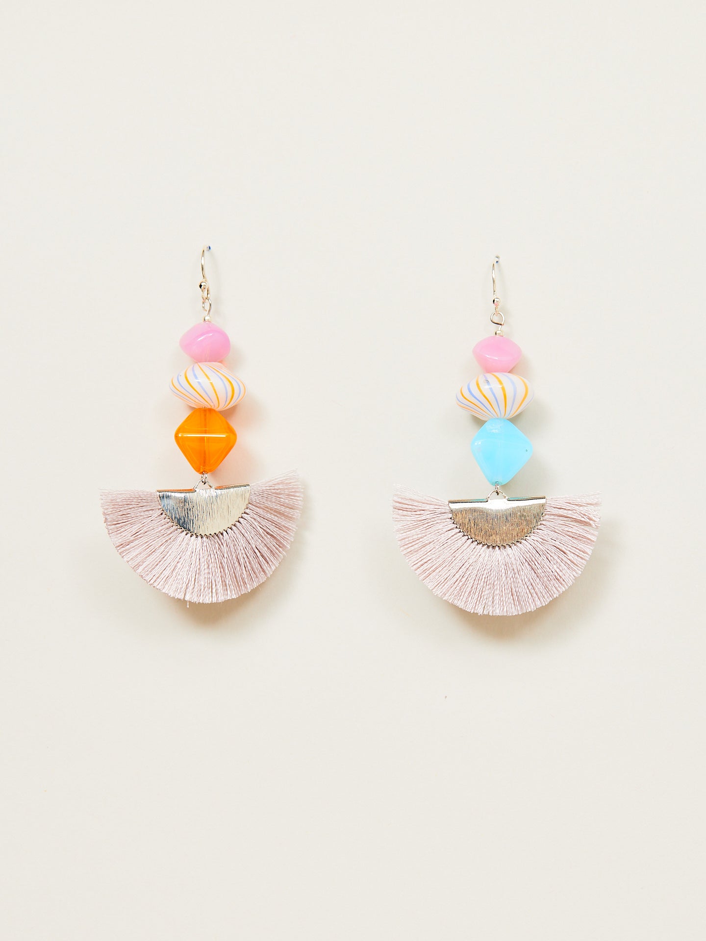 Kreativ gestaltetes Ohrringpärchen, bestehend aus bunten Perlen und einem weichen, silberfarbenen Fächer aus kleinen Fäden.
