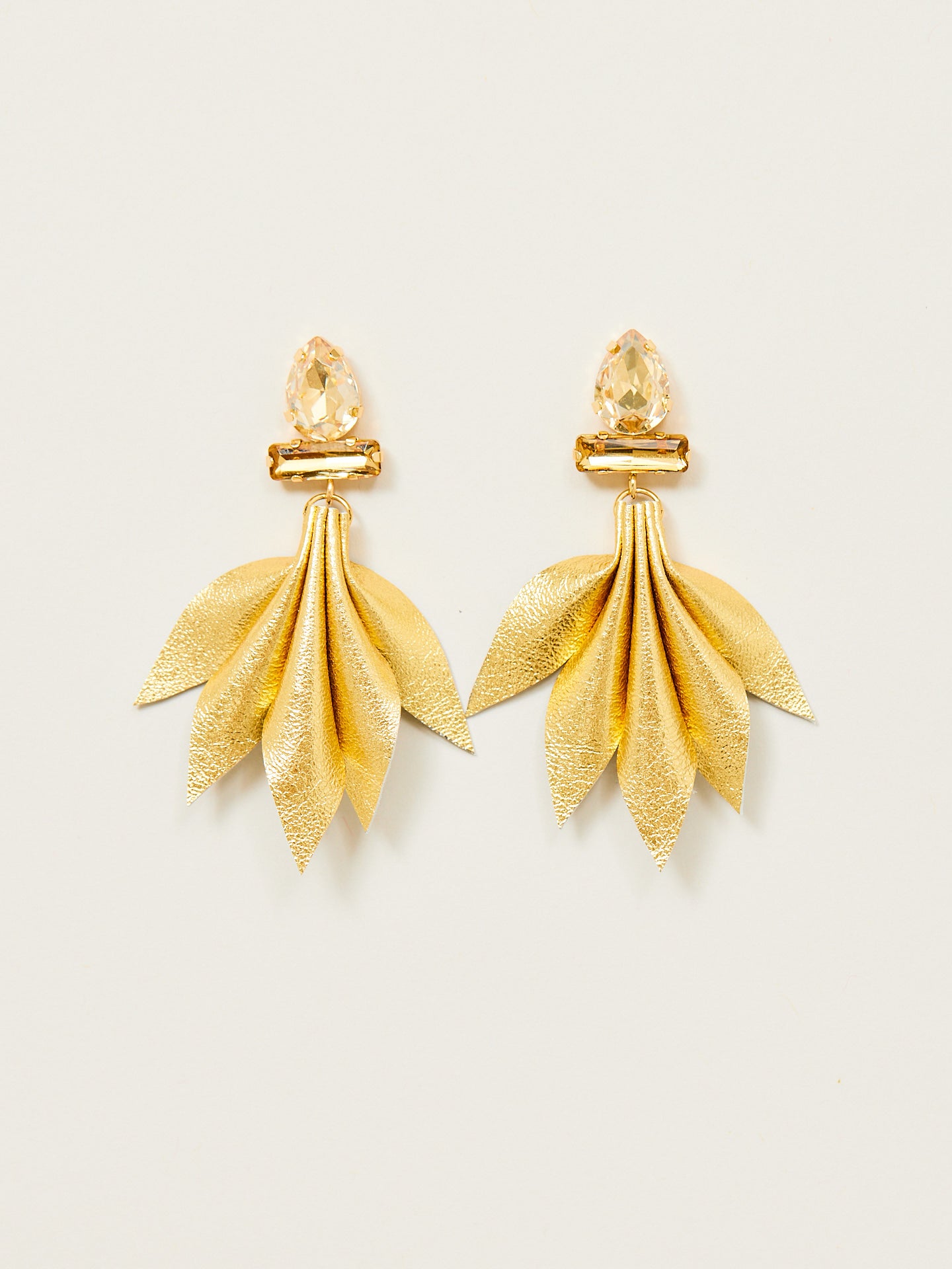 Paar von goldener Nappa Leder Ohrringen mit goldenem Stecker