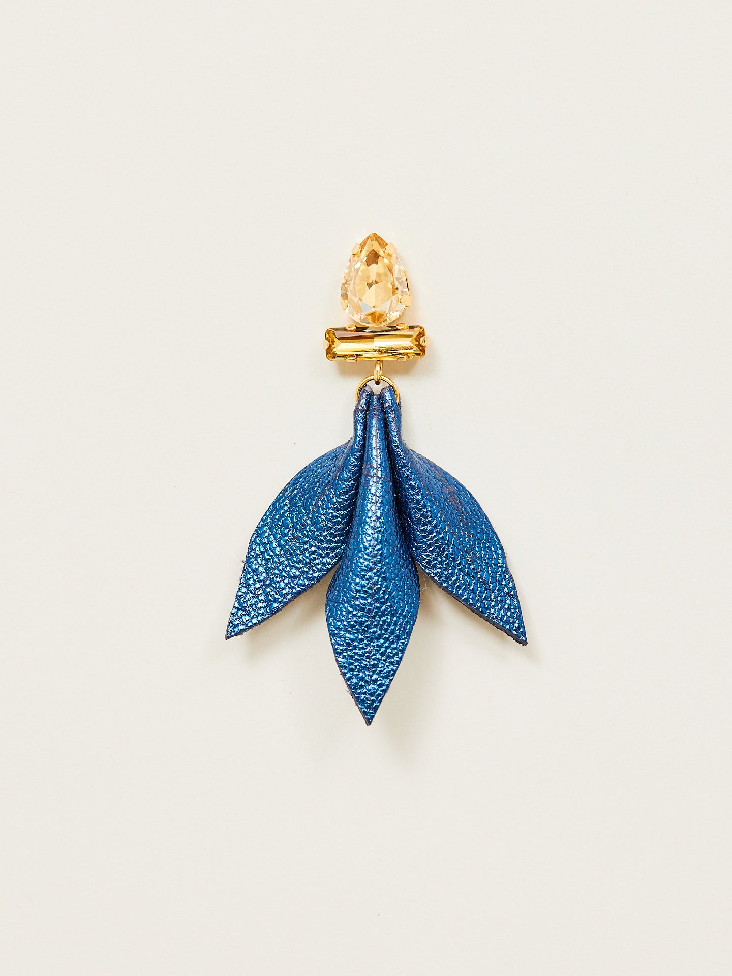 blauer Nappa Leder Ohrring mit goldenem Stecker