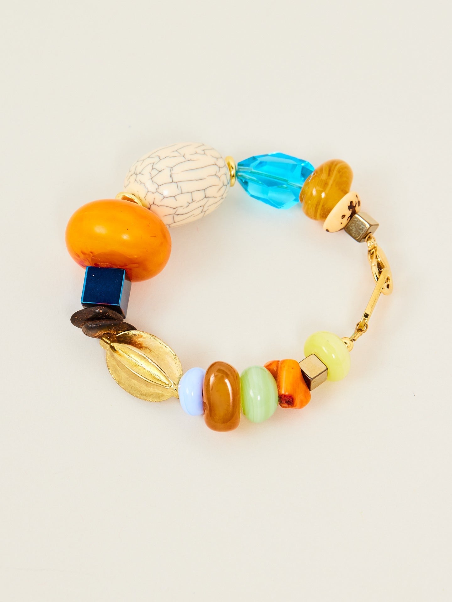Wunderschönes Armband, bestehend aus bunten Steinen und einem goldenen Anteil.