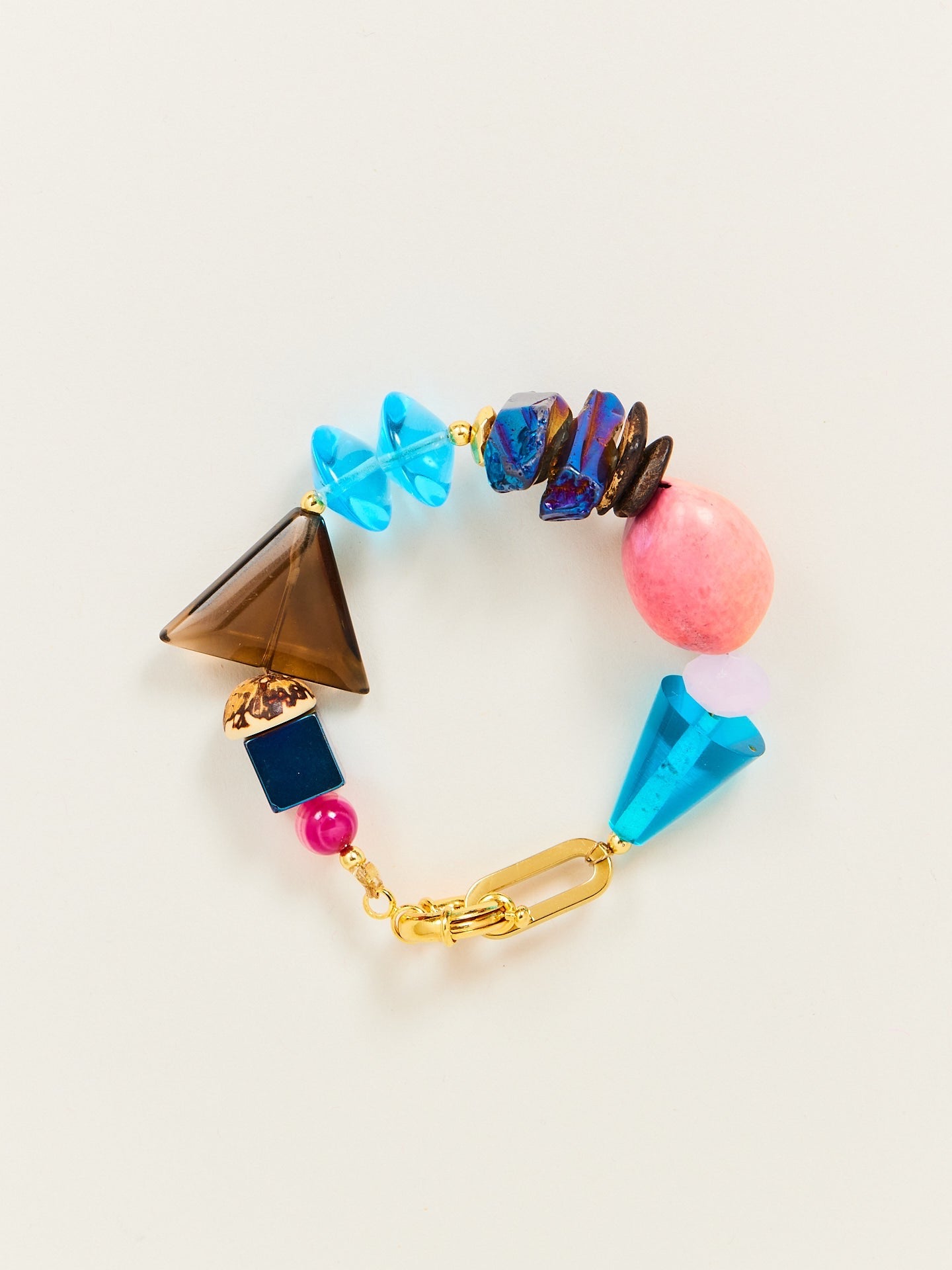 Aufregendes, hochwertiges und kreatives Armband, bestehend aus blauen, braunen, pinken und schwarzen Steinen.