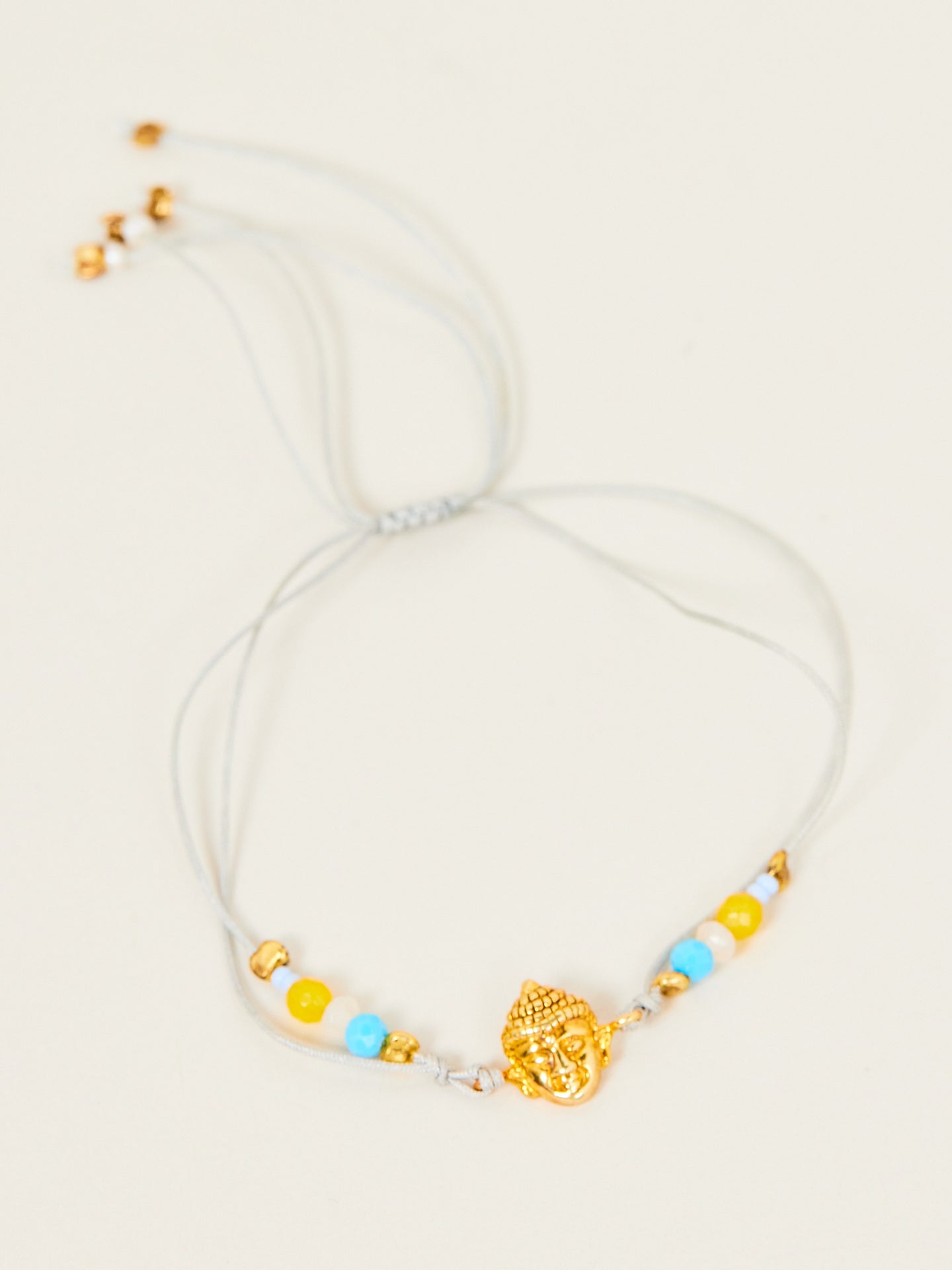 Aufregendes Armband mit goldenem Buddha Anhänger