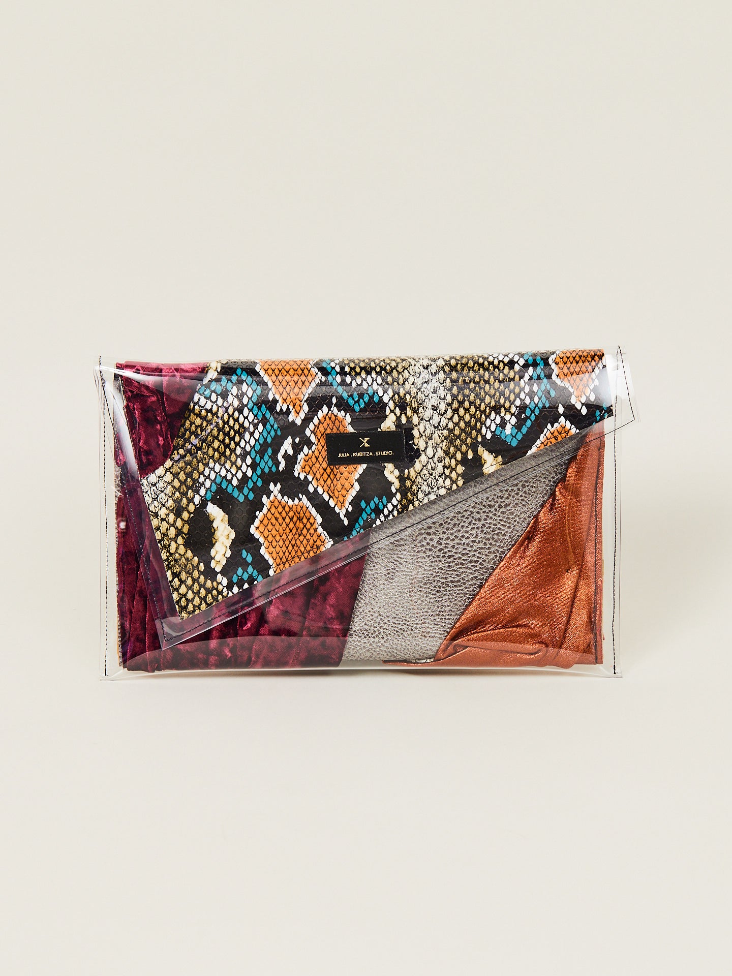 Tolle Tasche, die aus mehreren Designstoffen besteht, die zu einem Gesamtkunstwerk konzipiert wurden.