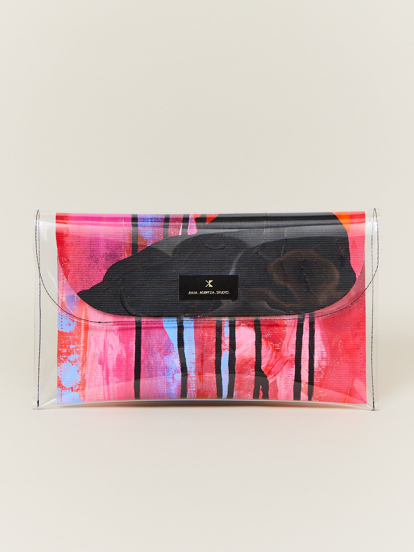 Eine bunte Tasche mit hohem Designanspruch, der durch die Leinwand und ihre Kunst unterstrichen wird.